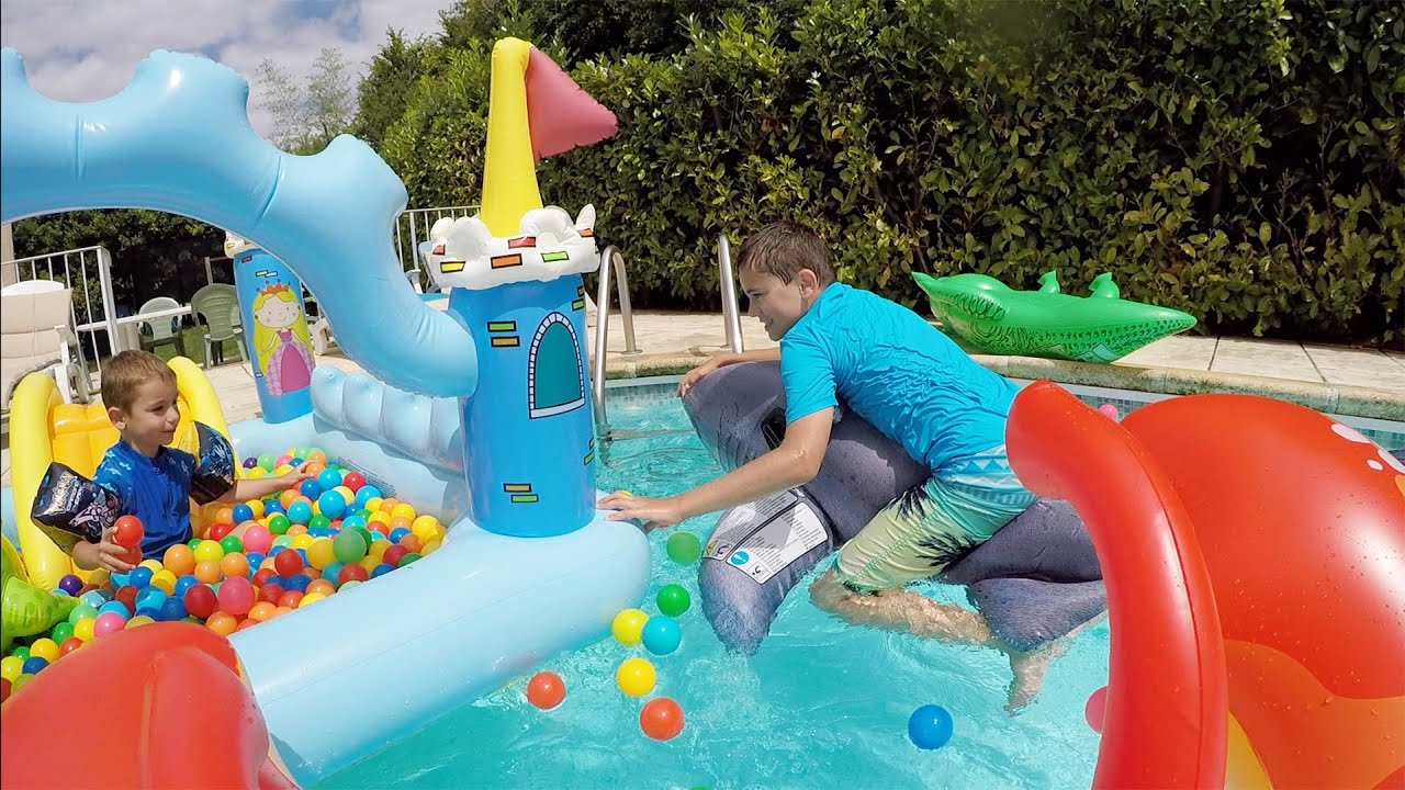 L'ATTAQUE DU CHÂTEAU GONFLABLE DANS LA PISCINE
