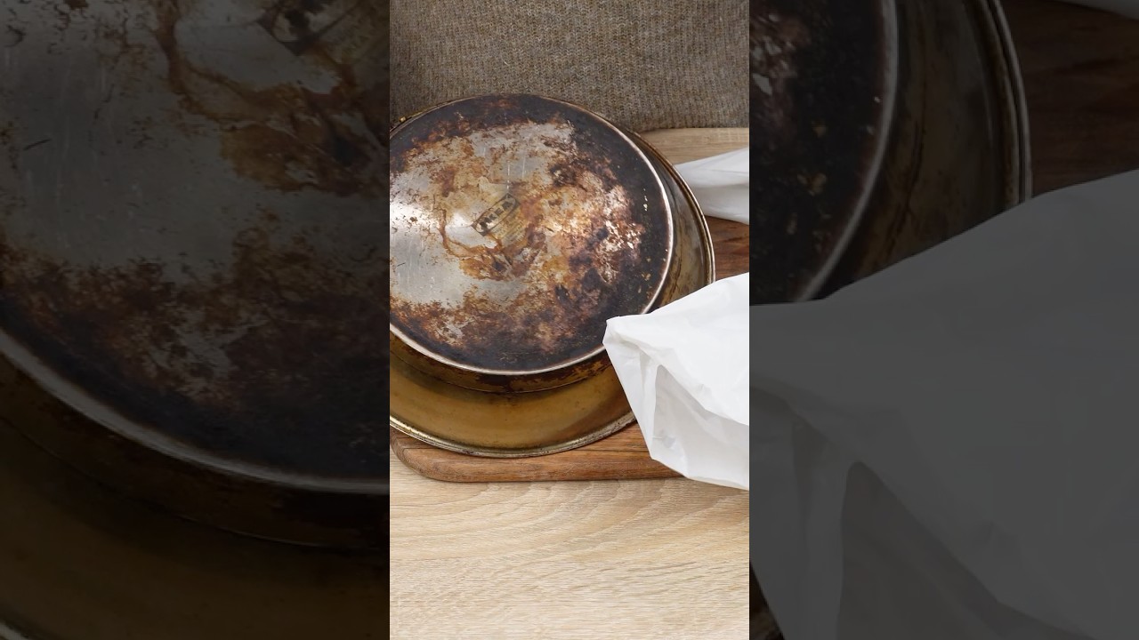 Mets la poêle dans un sac plastique. Elle redeviendra comme neuve