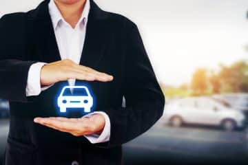 Documents d’assurance automobile avec une voiture, illustrant la résiliation et le remboursement de prime